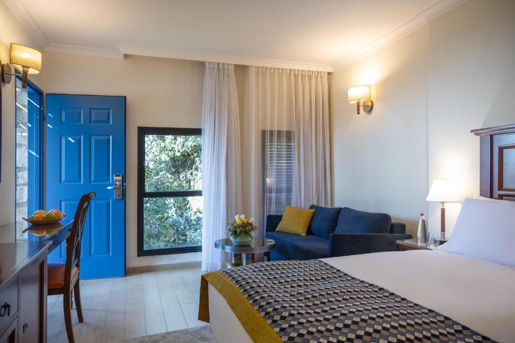 Postel nebo postele na pokoji v ubytování Ruth Safed By Dan Hotels