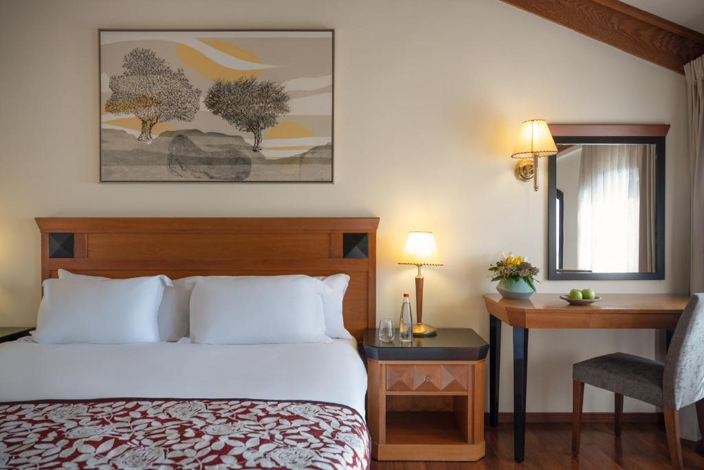 Postel nebo postele na pokoji v ubytování Ruth Safed By Dan Hotels