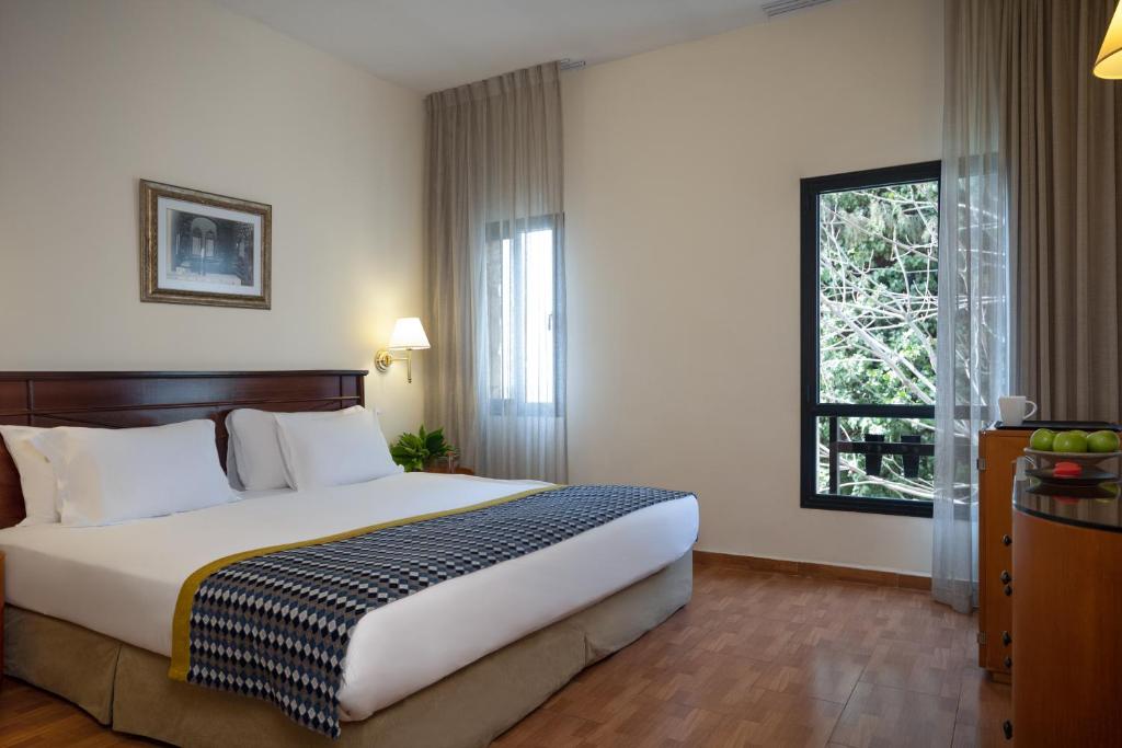 Postel nebo postele na pokoji v ubytování Ruth Safed By Dan Hotels