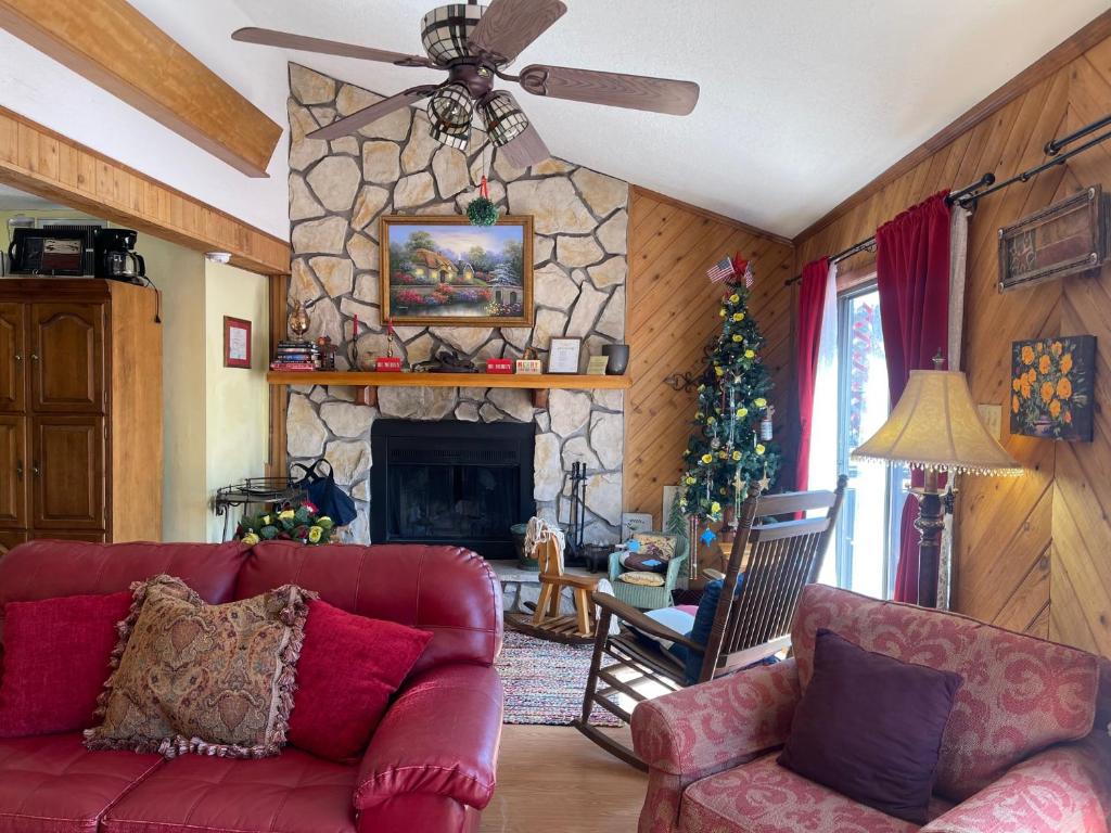 ein Wohnzimmer mit einem roten Sofa und einem Kamin in der Unterkunft Yellow Rose in Tucumcari