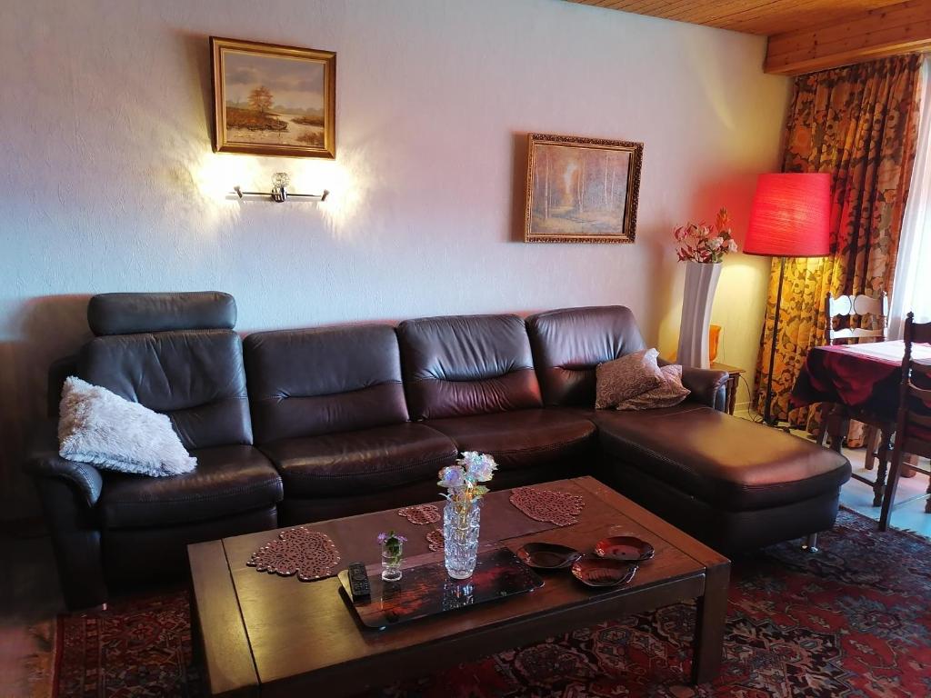 Posezení v ubytování Appartement 53m2 möbliert mit Internet TV Küche Mit schöner Aussicht in zwischen Olten- Aarau