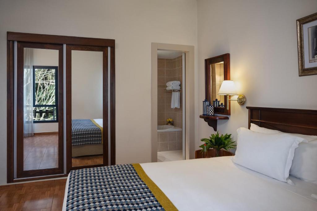 Postel nebo postele na pokoji v ubytování Ruth Safed By Dan Hotels