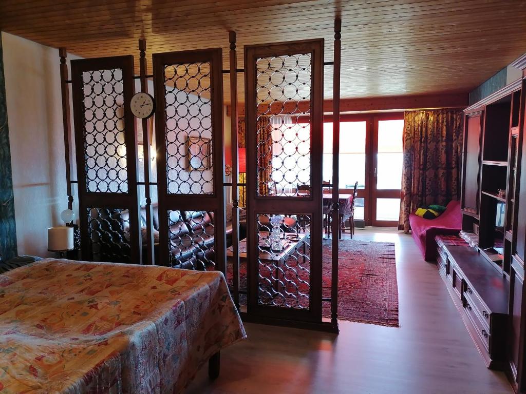 Postel nebo postele na pokoji v ubytování Appartement 53m2 möbliert mit Internet TV Küche Mit schöner Aussicht in zwischen Olten- Aarau