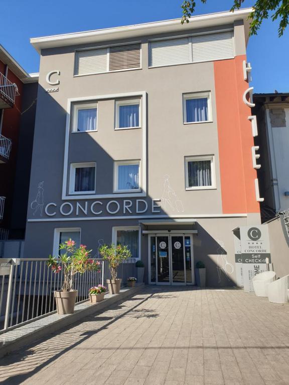 un edificio con una señal que lee concordega en Hotel Concorde Fiera en Saronno