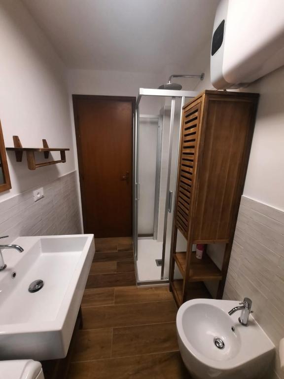 A bathroom at Appartamento con vista - nuova ristrutturazione