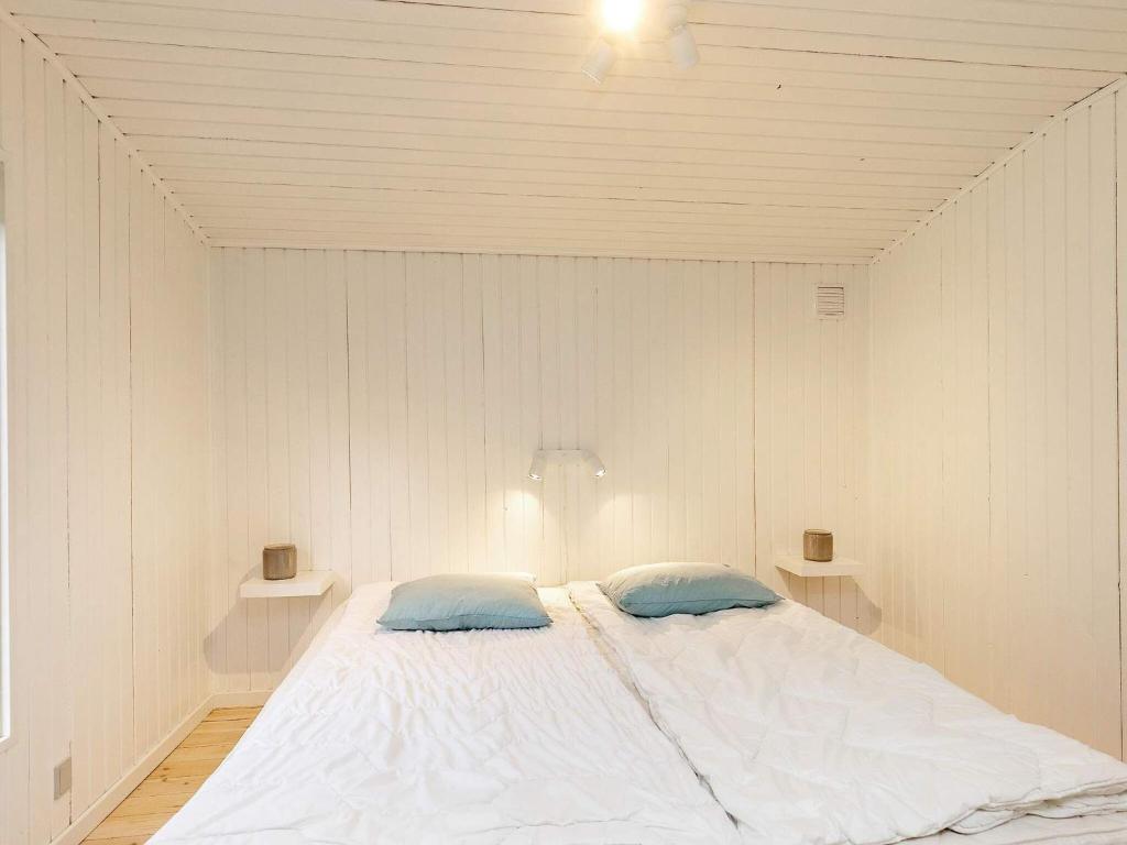Postel nebo postele na pokoji v ubytování Holiday home Hals CXXIX