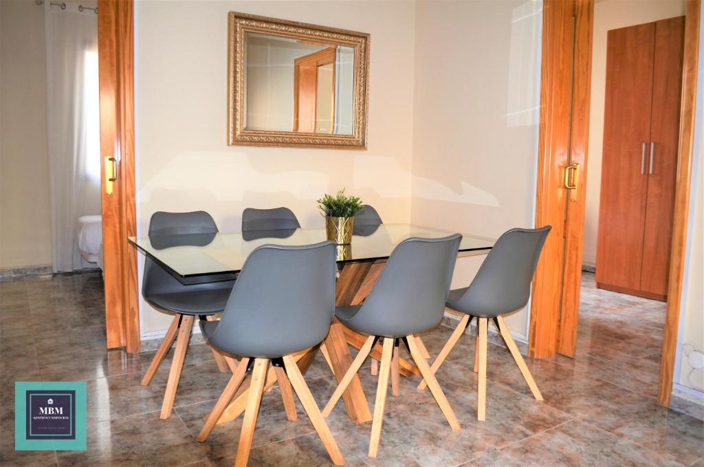 comedor con mesa y sillas en Teresa Urban Flat Las Palmas, en Las Palmas de Gran Canaria