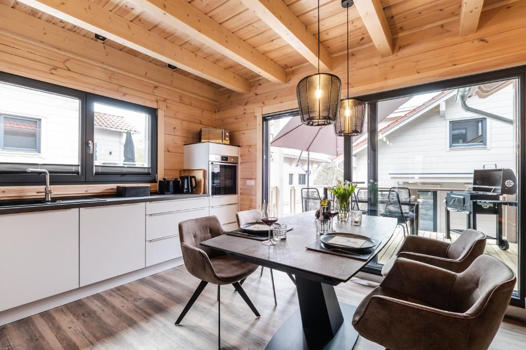 uma cozinha e sala de jantar com mesa e cadeiras em Bergwaldchalet Komfort em Schierke