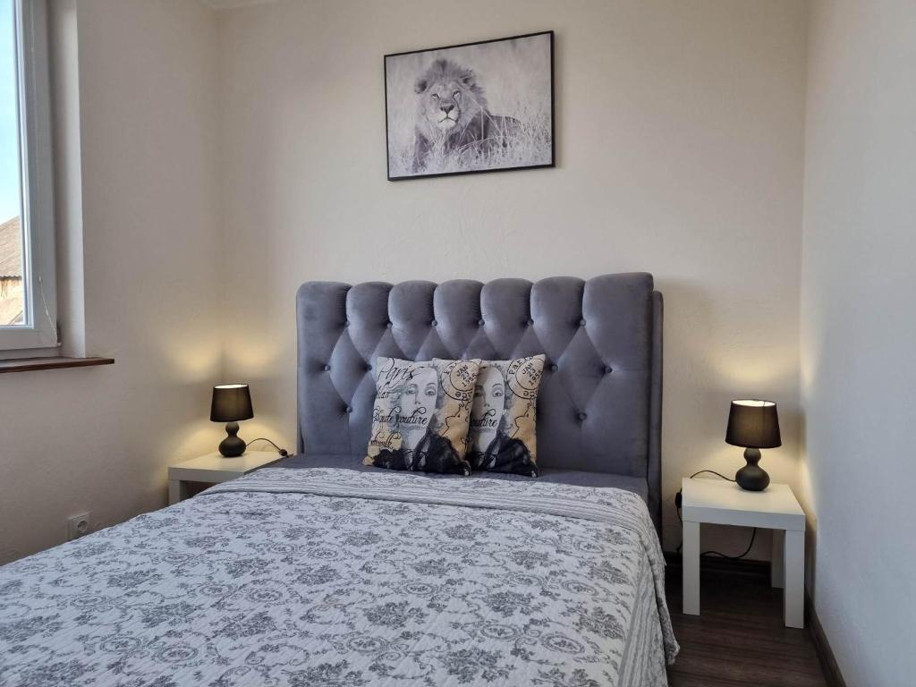 un letto con testiera blu in una camera da letto di ODM&A apartment a Vilnius