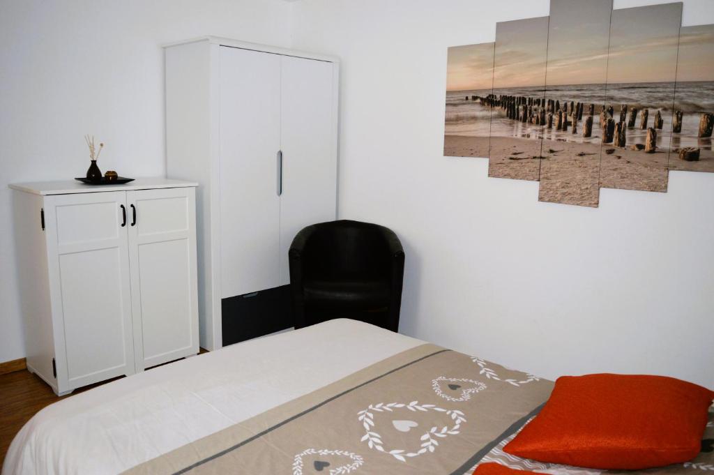 Postel nebo postele na pokoji v ubytování L'escapade - Logement les pieds dans l'eau à Luc