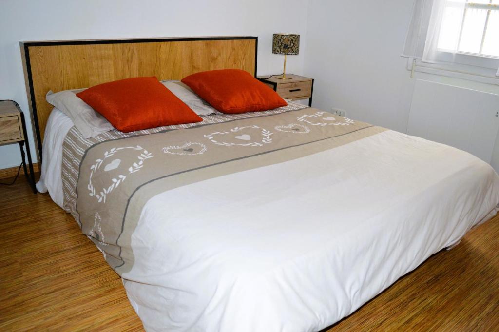 Postel nebo postele na pokoji v ubytování L'escapade - Logement les pieds dans l'eau à Luc