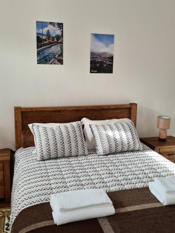 sypialnia z łóżkiem z dwoma ręcznikami w obiekcie Glaciar Guest House w mieście Manteigas