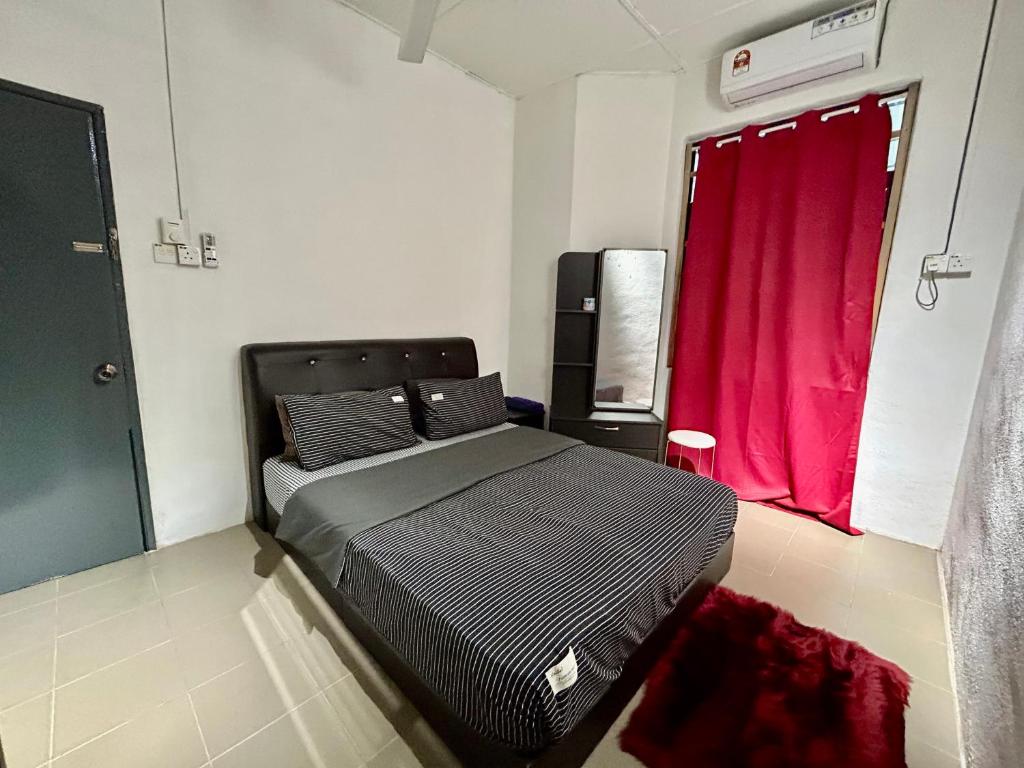a bedroom with a bed and a red window at Home33#2pax#wifi&netflix#NearAeonAlma#5kmIconCity#5kmtoSimpangAmpat in Bukit Mertajam