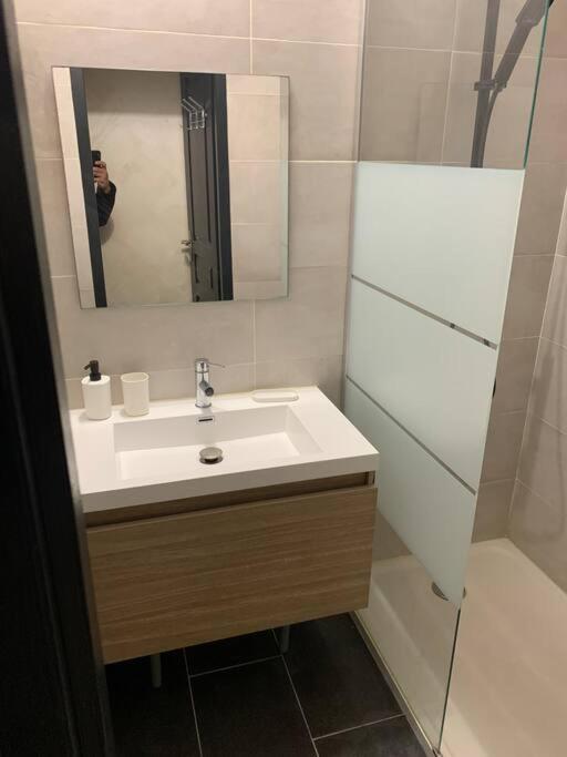 a bathroom with a sink and a mirror at Appartement équipé pour 5 pers in Vénissieux