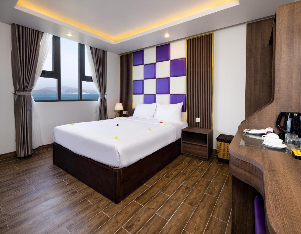 Giường trong phòng chung tại Azura Gold Hotel & Apartment