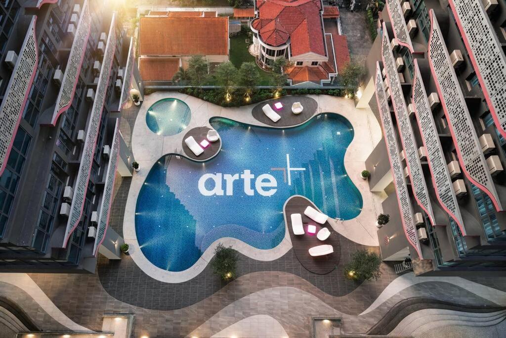 uma vista aérea de uma piscina no meio de um edifício em Arte Plus KLCC 3BR w/Private Lift by StayBNB em Kuala Lumpur