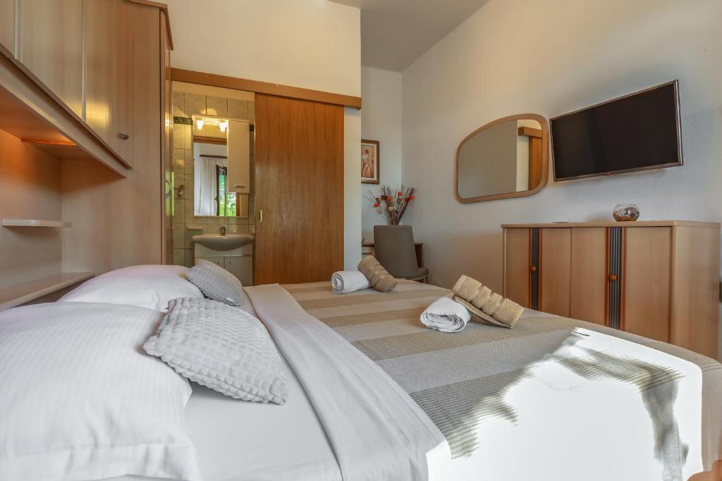 Postel nebo postele na pokoji v ubytování Apartmani Lovrenco