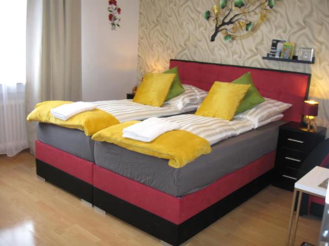 Un dormitorio con una cama con almohadas amarillas. en Diamond house deluxe 5 Koblenz, en Coblenza