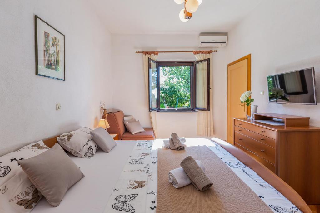 TV a/nebo společenská místnost v ubytování Apartmani Lovrenco