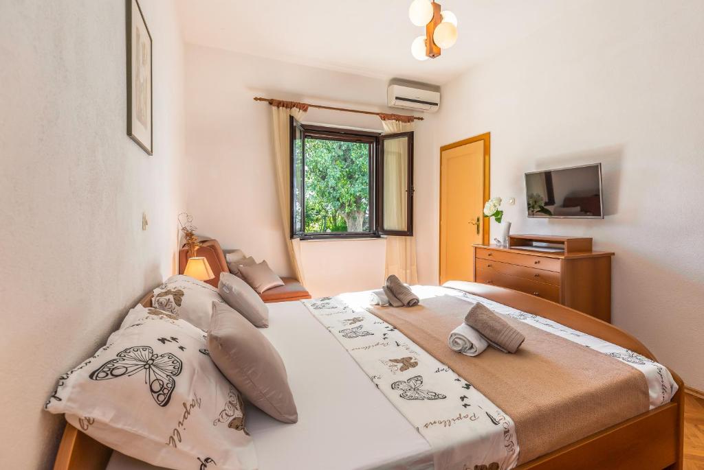 Postel nebo postele na pokoji v ubytování Apartmani Lovrenco