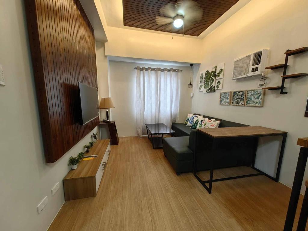 TV a/nebo společenská místnost v ubytování 2 BR Loop Tower 1524