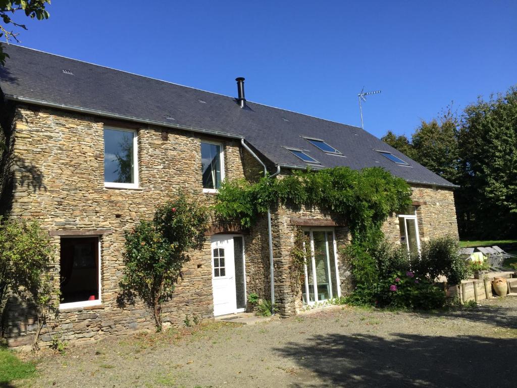 une maison en briques avec une porte et des fenêtres blanches dans l'établissement Gîte rural Le Pressoir, à La Vacquerie