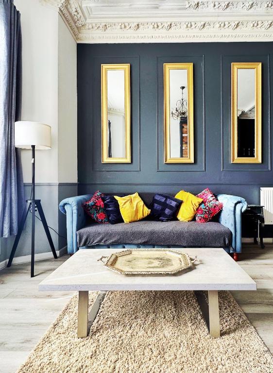 Hotel AdeamStays provides Beautiful centrally located 1 and 2 bed apartments on Liverpools Boulevard, a living room with a couch and a table at AdeamStays provides Beautiful centrally located 1 and 2 bed apartments on Liverpools Boulevard in Liverpool