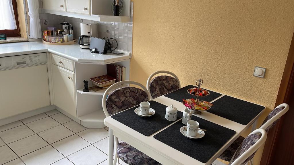 Kuchyň nebo kuchyňský kout v ubytování Ferienwohnung Leuchtbergblick mit Terrasse und PKW Stellplatz
