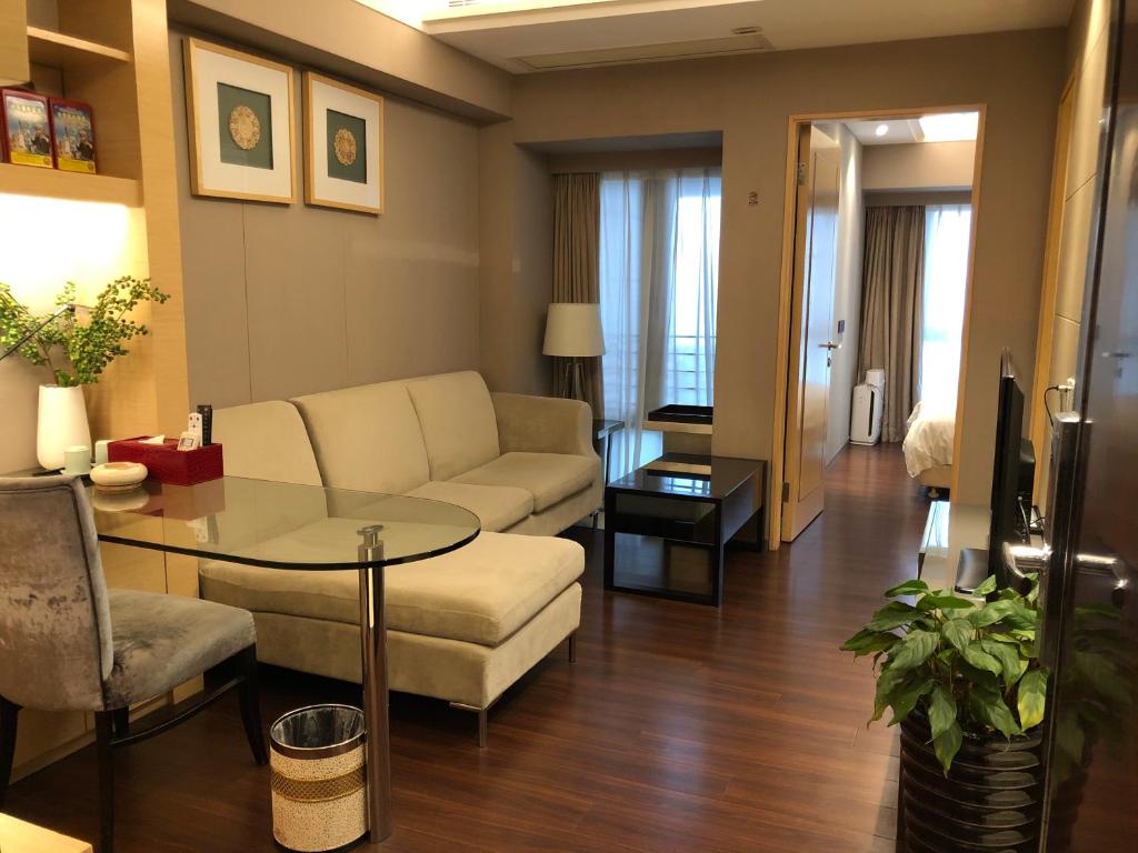 een woonkamer met een bank en een tafel bij River Image Boutique Apartment in Shenzhen