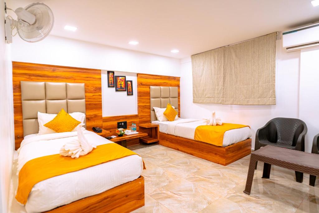 Habitación de hotel con 2 camas y escritorio en CALANGUTE CASTLE, en Bardez