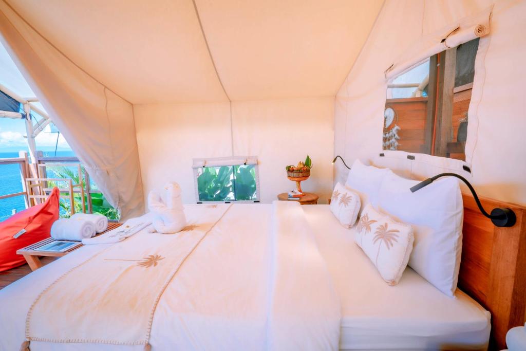 Letto o letti in una camera di Bali Cliff Glamping