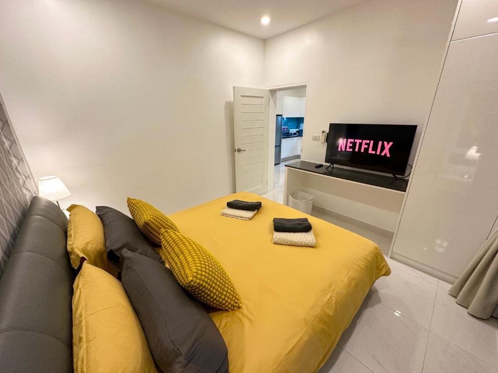 TV a/nebo společenská místnost v ubytování View Talay Villas - Luxury, 2 Bedroom - private pool villa, 500m from Jomtien beach - VTV 45