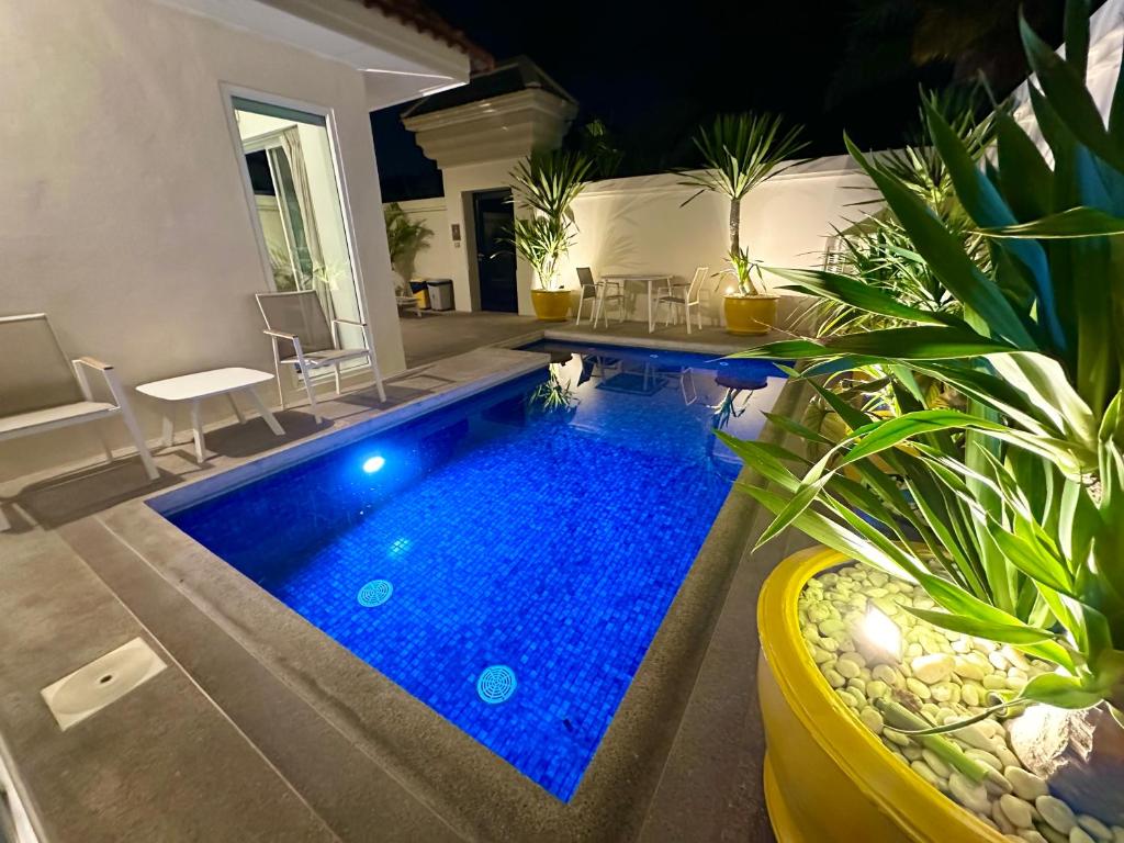 Bazén v ubytování View Talay Villas - Luxury, 2 Bedroom - private pool villa, 500m from Jomtien beach - VTV 45 nebo v jeho okolí