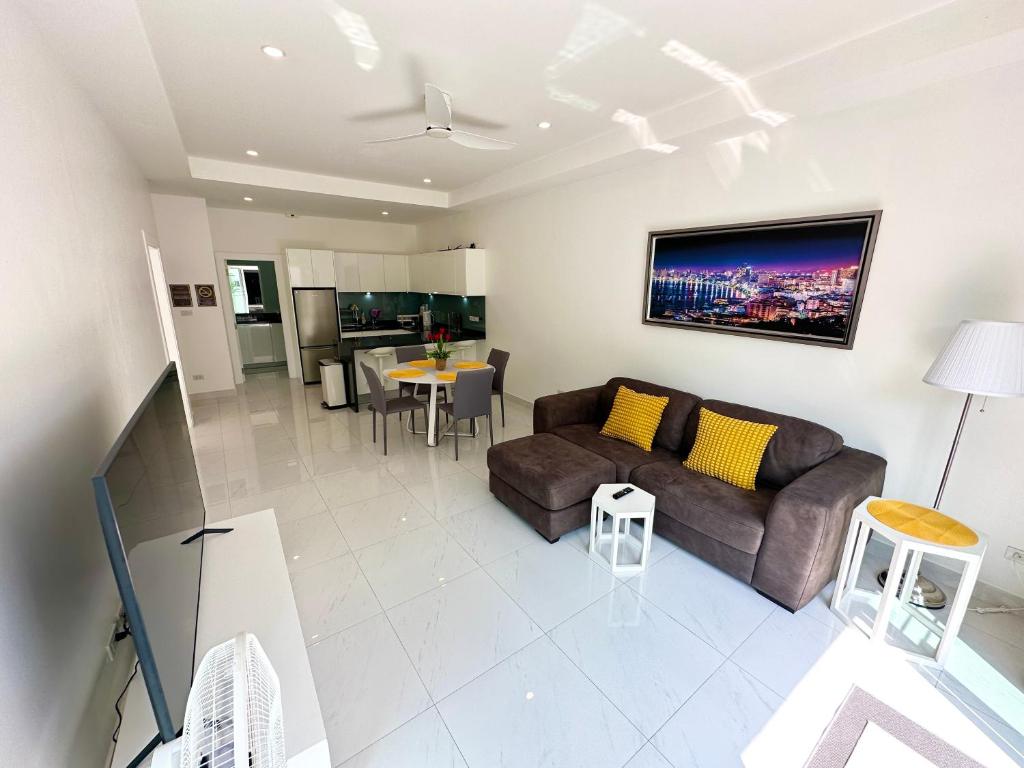 Kuchyň nebo kuchyňský kout v ubytování View Talay Villas - Luxury, 2 Bedroom - private pool villa, 500m from Jomtien beach - VTV 45