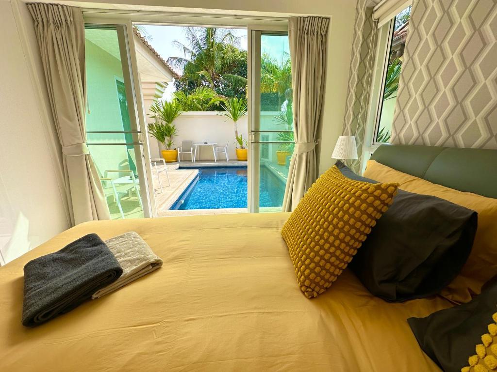 Bazén v ubytování View Talay Villas - Luxury, 2 Bedroom - private pool villa, 500m from Jomtien beach - VTV 45 nebo v jeho okolí