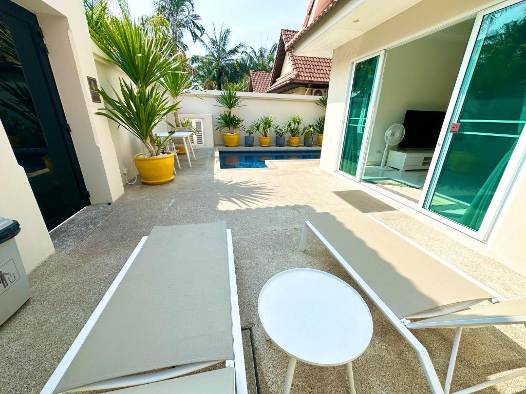 Balkón nebo terasa v ubytování View Talay Villas - Luxury, 2 Bedroom - private pool villa, 500m from Jomtien beach - VTV 45