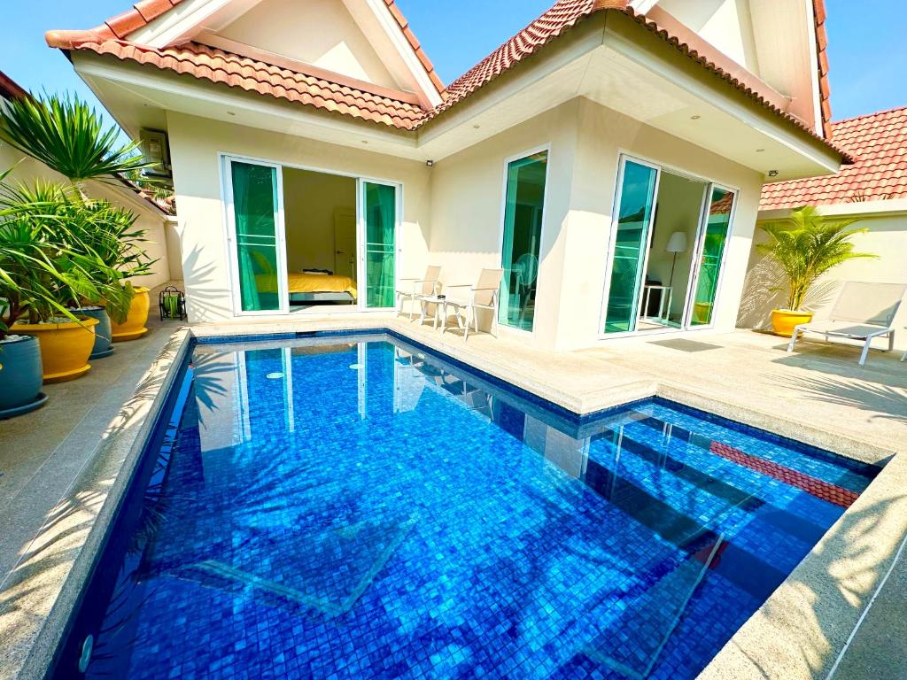 Bazén v ubytování View Talay Villas - Luxury, 2 Bedroom - private pool villa, 500m from Jomtien beach - VTV 45 nebo v jeho okolí