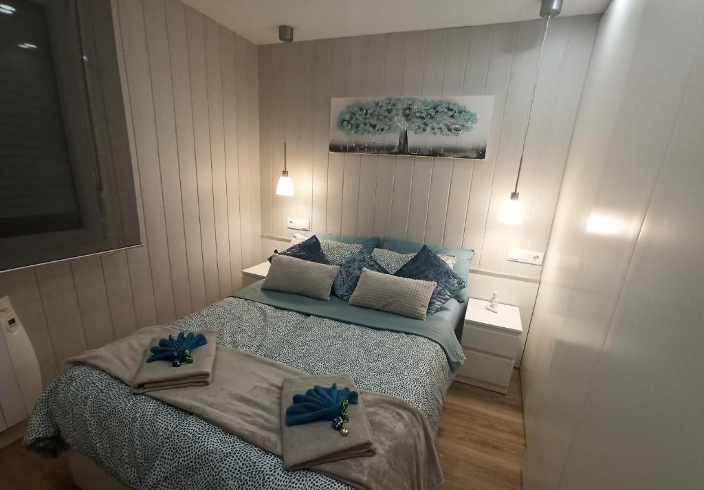 Un dormitorio con una cama con flores azules. en Apartamento de Colón en Gijón