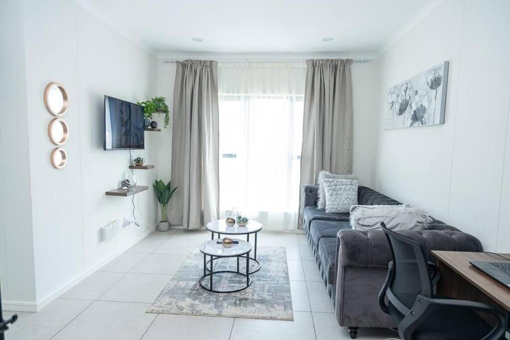 Luxurious 1 bedroom apartment, Lombardy East (updated prices 2024)