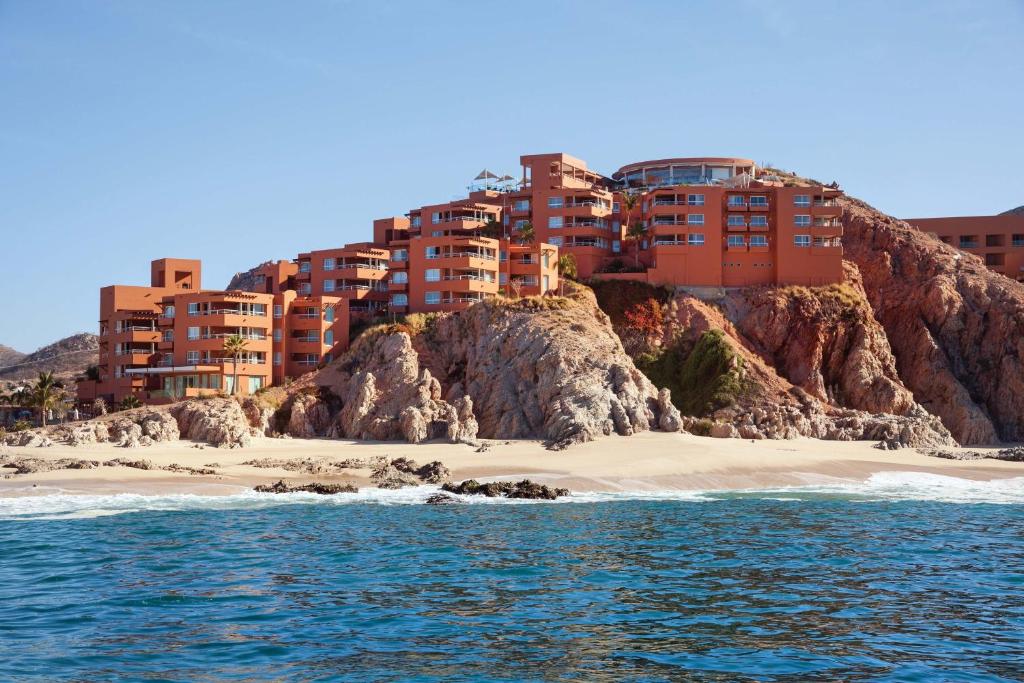 ein Gebäude auf einer Klippe neben einem Strand in der Unterkunft The Westin Los Cabos Resort Villas - Baja Point in El Bedito