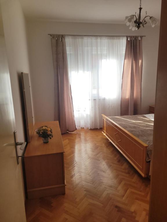 um quarto com uma cama grande e uma janela em Roko em Trogir
