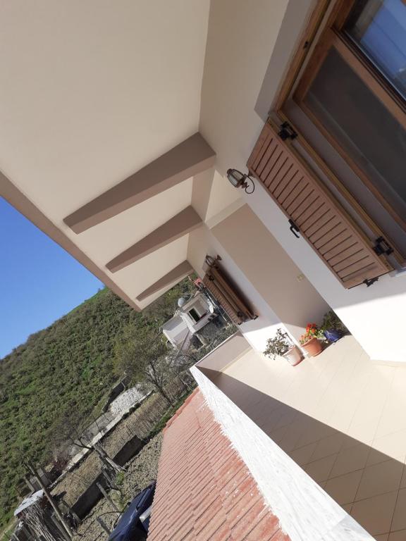 - une vue sur le balcon d'une maison dans l'établissement Kanushi house, à Gjirokastër