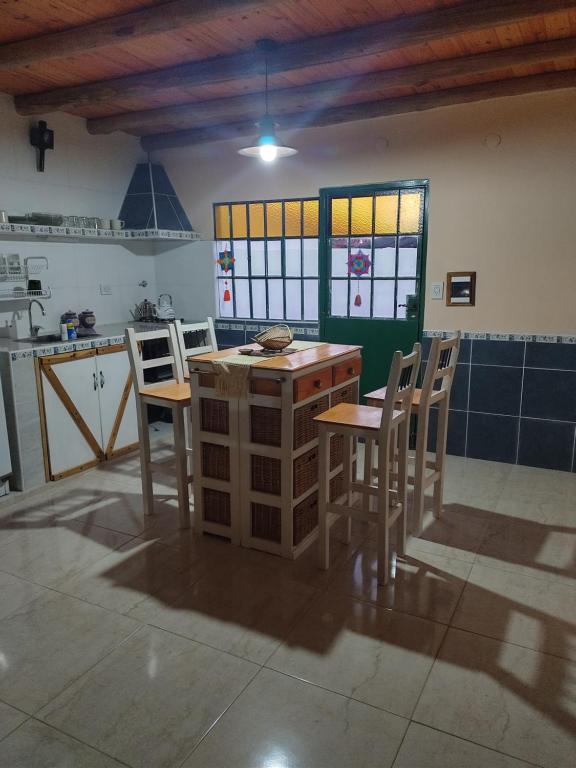 - une cuisine avec une table et des chaises dans la chambre dans l'établissement La Casona de Cerro Colonial, à Trapiche