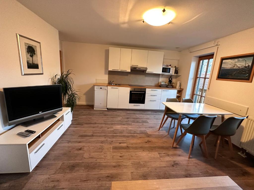 sala de estar con mesa y cocina en Fewo Susi Allgäu, en Buchloe