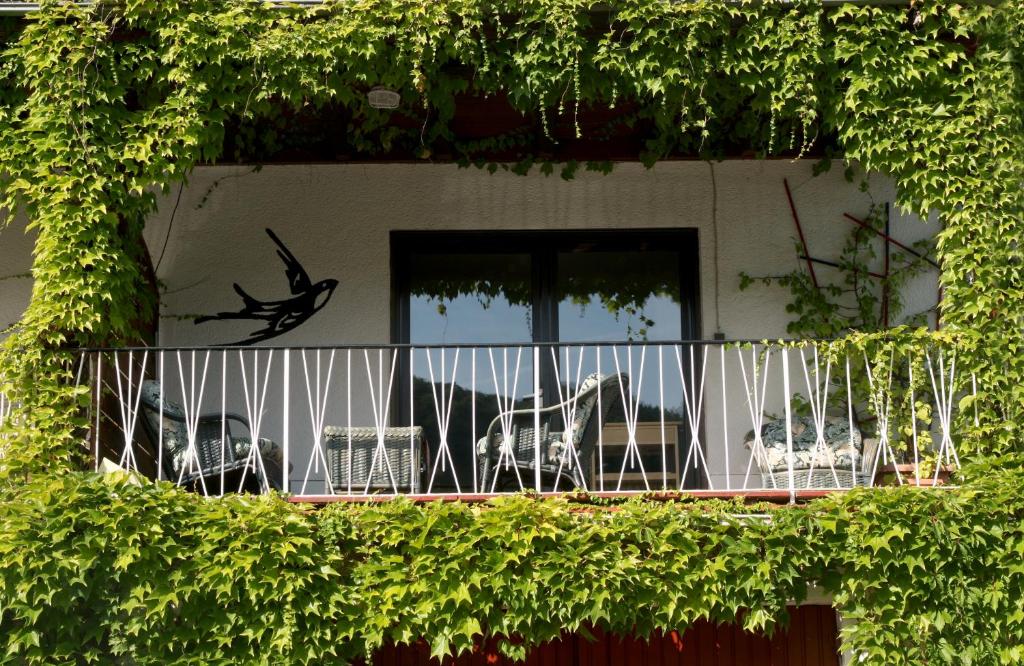 a balcony of a house with chairs and a window at Ferienwohnung „Schwalbennest“ Reil/Mosel in Reil