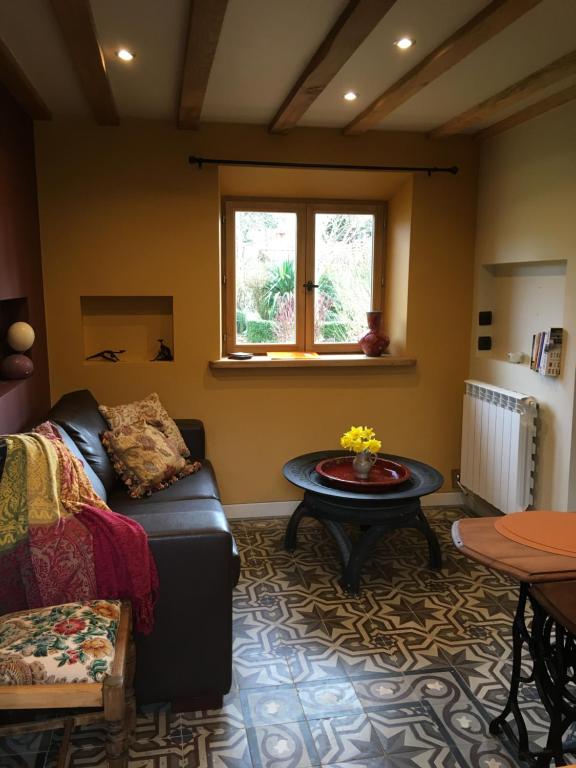 sala de estar con sofá y mesa en Farmhouse Gite, en Saint-Georges