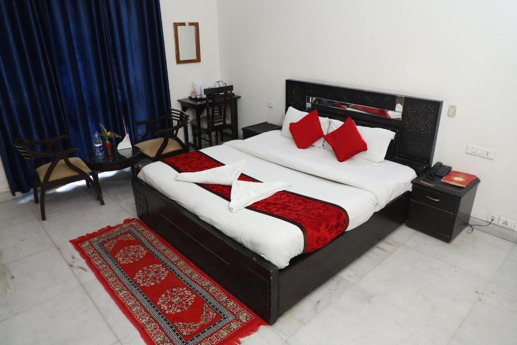 Postel nebo postele na pokoji v ubytování Hotel Ashray Noida