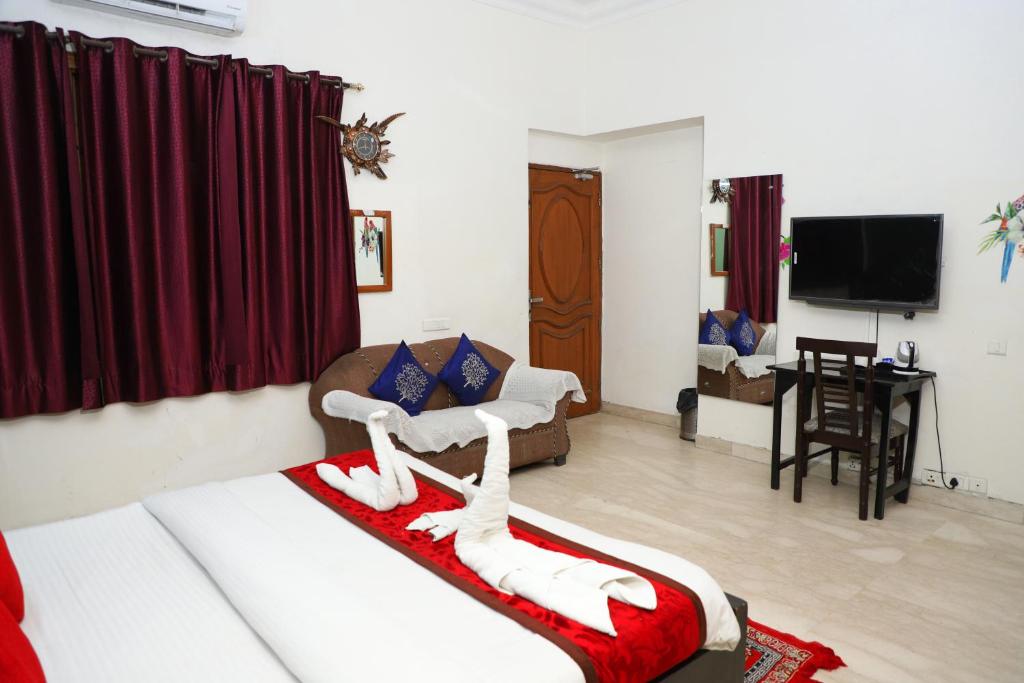 TV a/nebo společenská místnost v ubytování Hotel Ashray Noida
