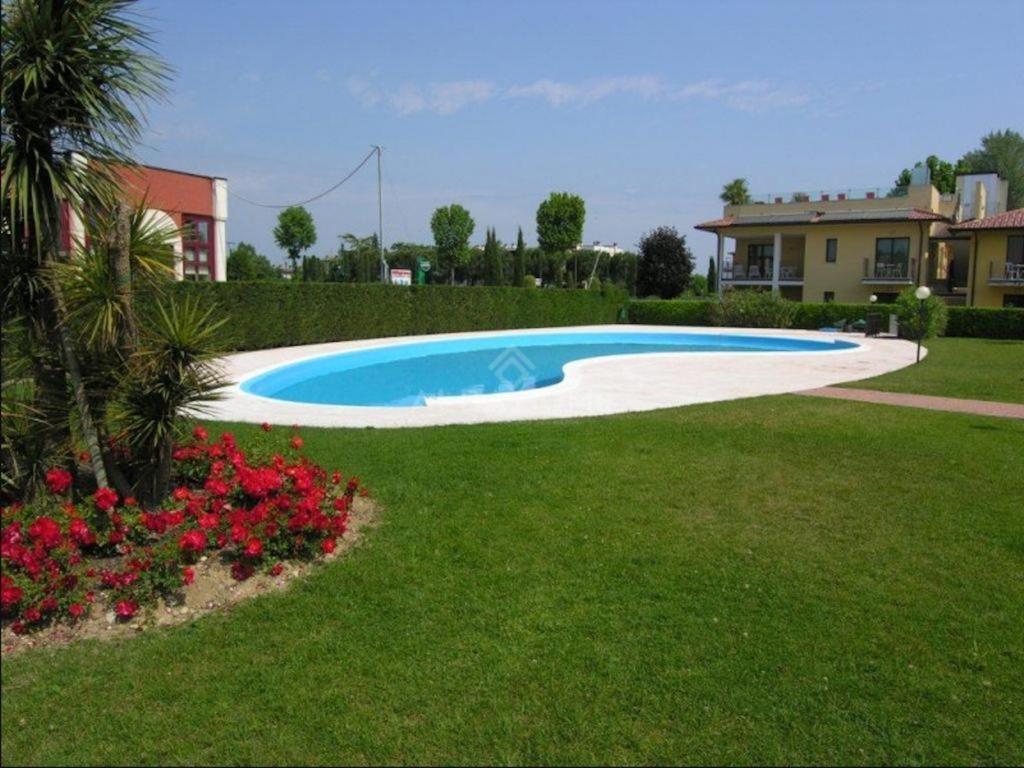 una piscina en un patio junto a una casa en Il Canaletto en Sirmione