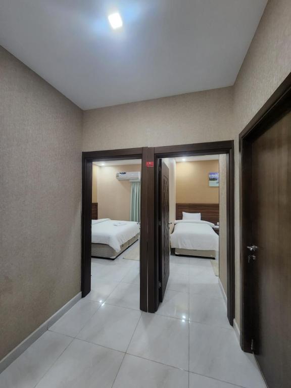 Postel nebo postele na pokoji v ubytování Summit Hotel Suites - القمة للأجنحة الفندقيه